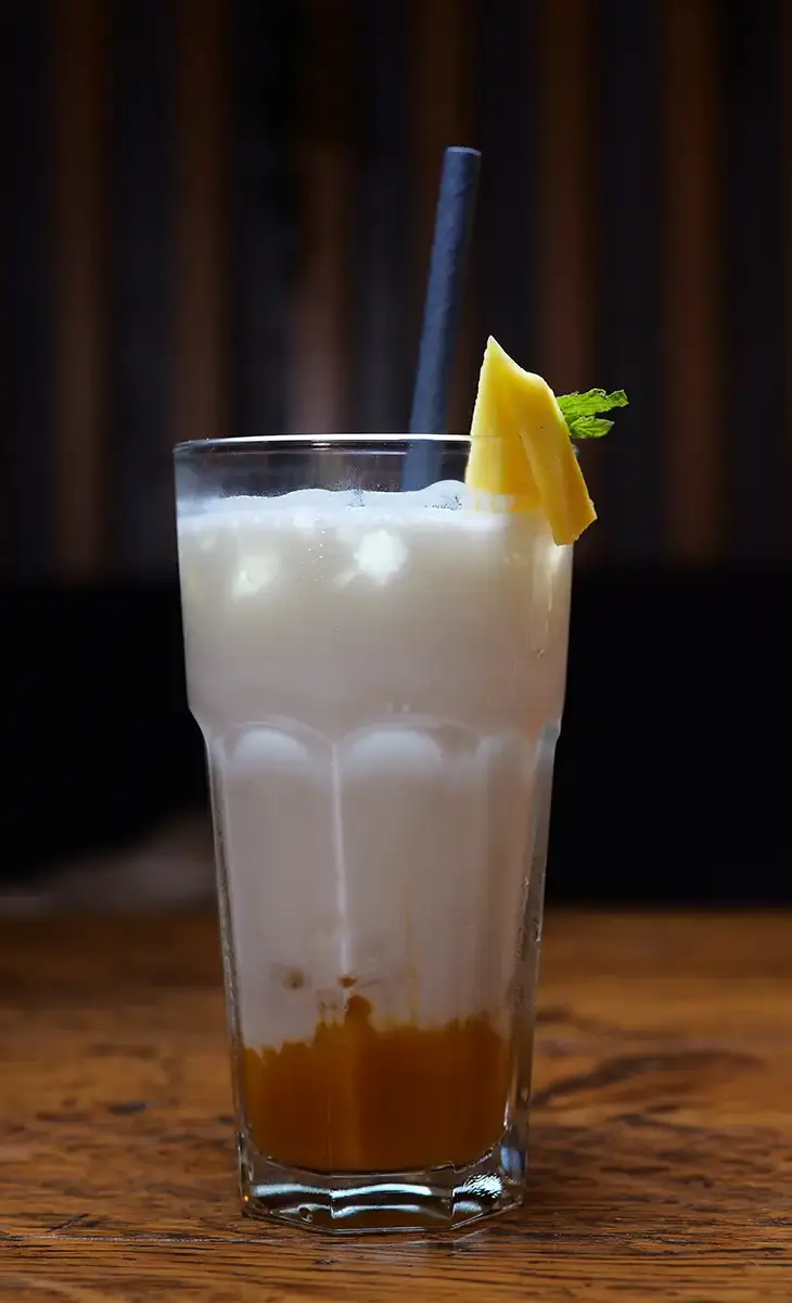 Eis-Buttermilch mit frischen Früchten