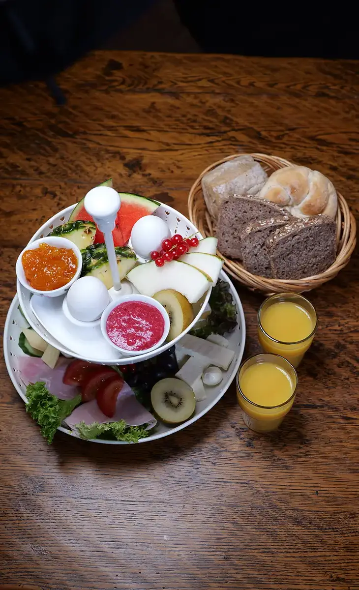 Frühstück Zweisamkeit - Ofenwarmes Brot und Brötchen, Aufschnitt frisch vom Metzger, Bio Käse , 2erlei hausgemachte Marmelade/ Aufstrich, Eier, Obst,Joghurt natur mit Cranola,Orangensaft