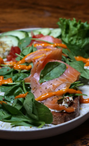 Fitstarter Frfühstück - Frisches Brot von Au Backe mit Dinkel und Emmer mit hausgemachtem Pesto, Tomaten, Rucola, Lachs und pochiertem Ei